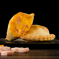 Lomito canadiense y queso cheddar